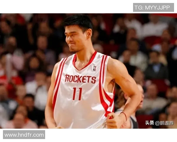 姚明克服伤痛重返赛场展现不屈精神激励年轻球员奋勇向前