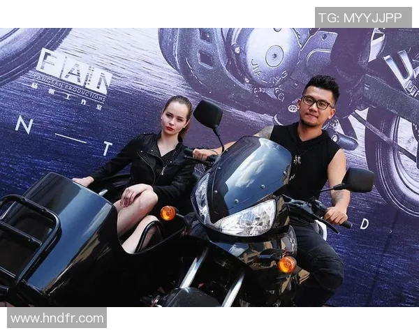 姚明骑摩托车穿越城市街头展现独特风采与运动精神