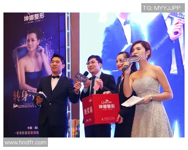 足球明星华丽转身穿西装颁奖典礼展现风采与魅力