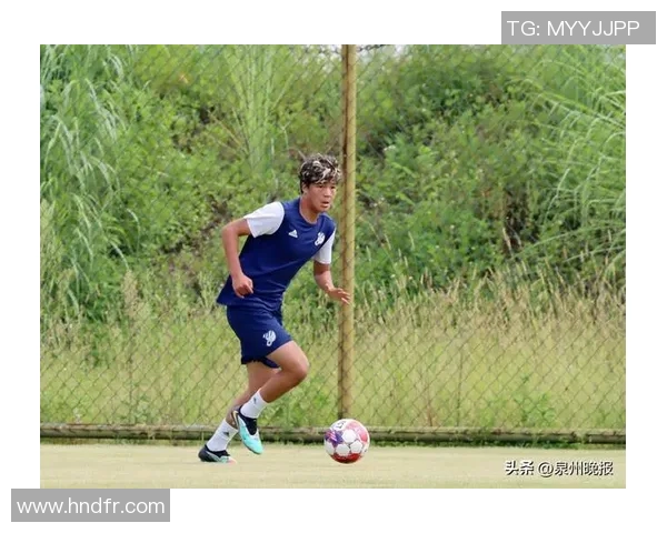 肌肉力量与足球技巧的完美结合揭秘肌肉最大的足球明星成长之路 肌肉力量与足球技巧的完美结合揭秘肌肉最大的足球明星成长之路