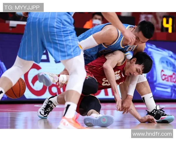 篮球明星叉腰展现自信气场引领赛场风潮与年轻球员共同成长的故事